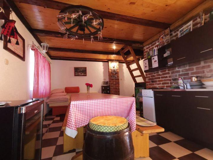 Ivona - Kuca Za Odmor Perusic - Stara Lika Apartment Bagian luar foto